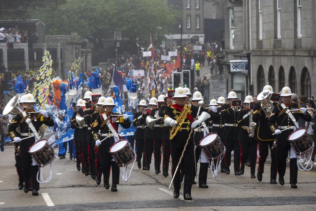Crew parade schoolhill